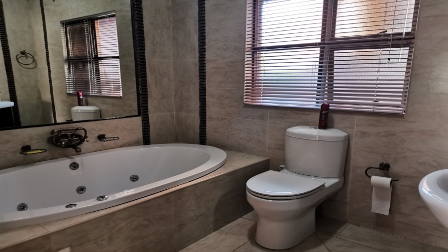 5 Bedroom Property for Sale in Miederpark North West